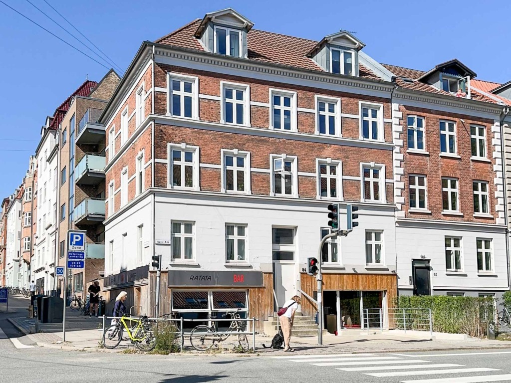 Ratata Bar ligger i N&oslash;rre All&eacute; i Aarhus.