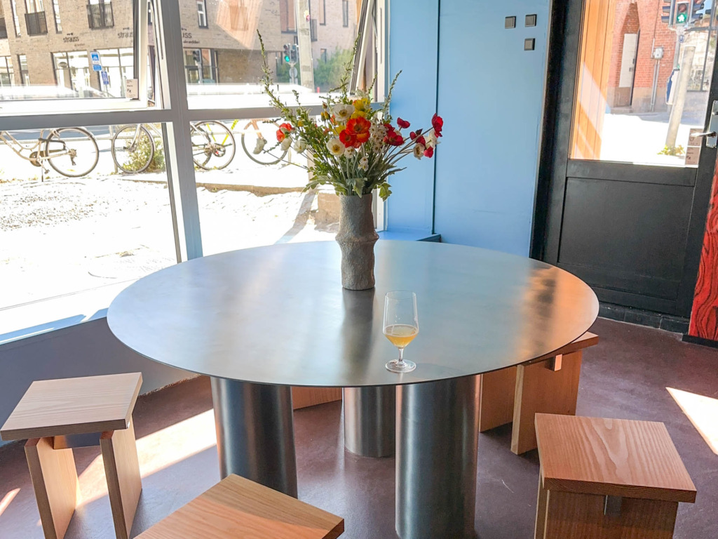Enkel indretning hos Ratata Bar i Aarhus
