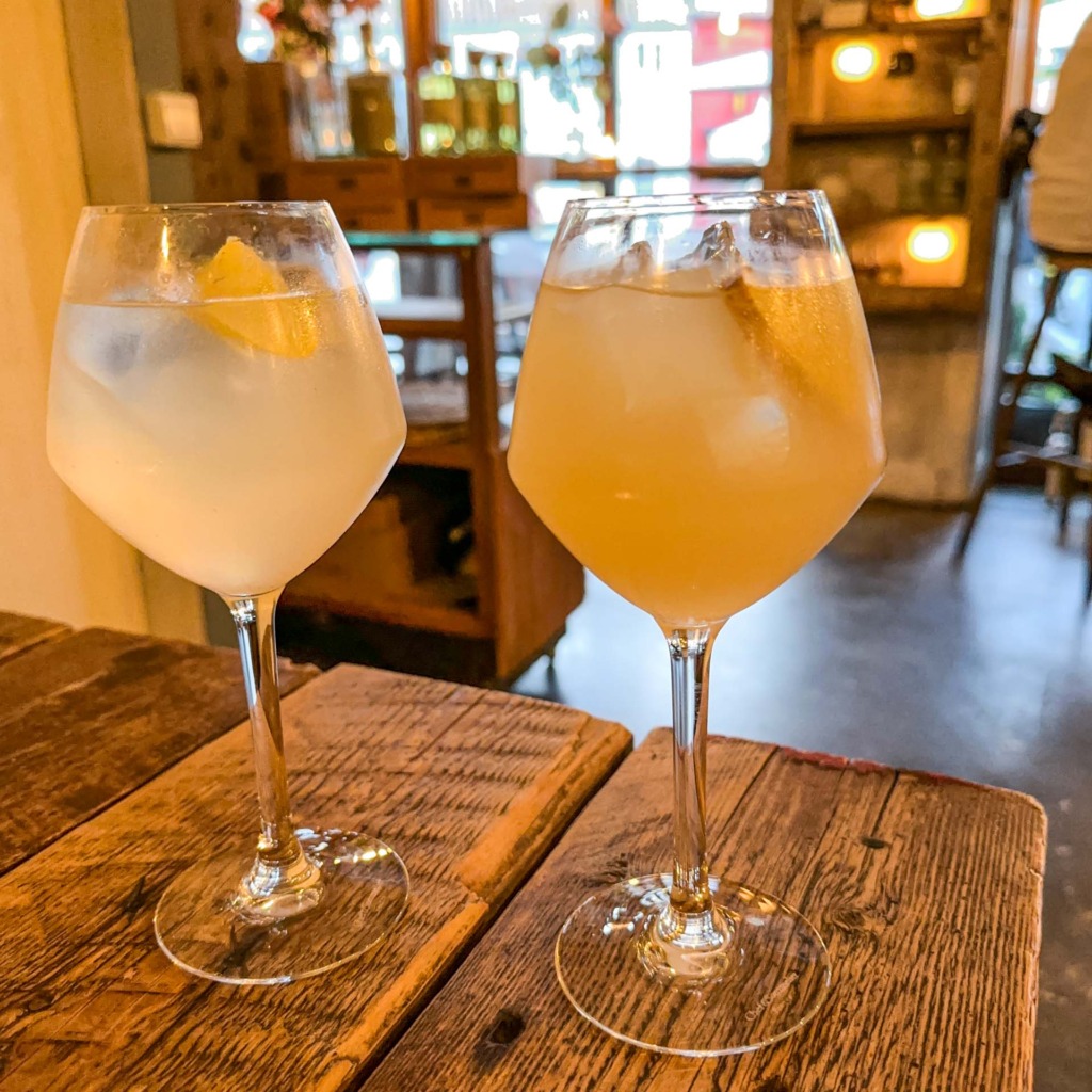Gin hos Two Socks på Klostertorvet i Aarhus.